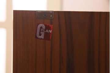 アンティーク家具　G-PLAN(ジープラン)　チーク材　スタイリッシュなデザインのキャビネット