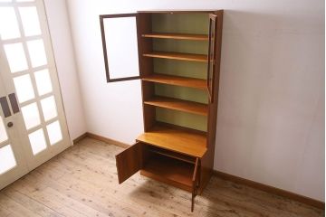 アンティーク家具　G-PLAN(ジープラン)　チーク材　スタイリッシュなデザインのキャビネット