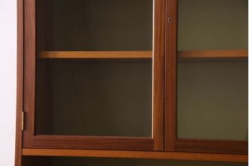 アンティーク家具　G-PLAN(ジープラン)　チーク材　スタイリッシュなデザインのキャビネット