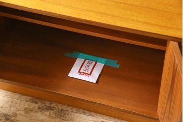 アンティーク家具　G-PLAN(ジープラン)　チーク材　スタイリッシュなデザインのキャビネット