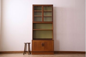 アンティーク家具　G-PLAN(ジープラン)　チーク材　スタイリッシュなデザインのキャビネット