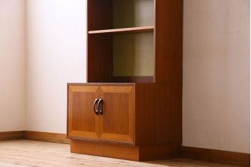 アンティーク家具　G-PLAN(ジープラン)　チーク材　スタイリッシュなデザインのキャビネット