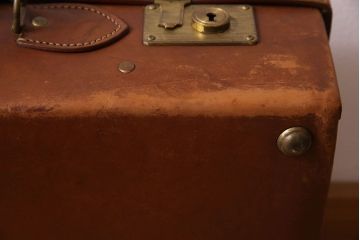 アンティーク雑貨　和製アンティーク　本革の鍵付きトランク