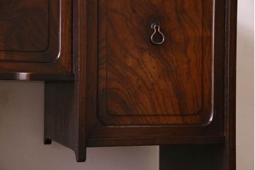 アンティーク家具　和製アンティーク　高級品　三方桑材の茶箪笥(茶棚、飾り棚、陳列棚)