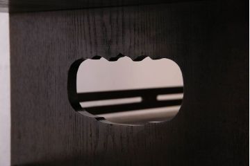アンティーク家具　和製アンティーク　高級品　三方桑材の茶箪笥(茶棚、飾り棚、陳列棚)