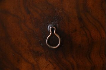 アンティーク家具　和製アンティーク　高級品　三方桑材の茶箪笥(茶棚、飾り棚、陳列棚)