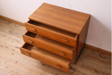 北欧家具　チーク材製　脚のデザインがお洒落なチェスト(引き出し)