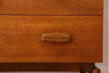 北欧家具　チーク材製　脚のデザインがお洒落なチェスト(引き出し)