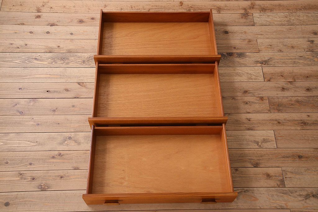 北欧家具　チーク材製　脚のデザインがお洒落なチェスト(引き出し)