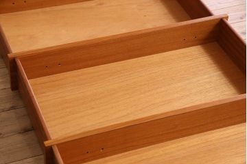 北欧家具　チーク材製　脚のデザインがお洒落なチェスト(引き出し)