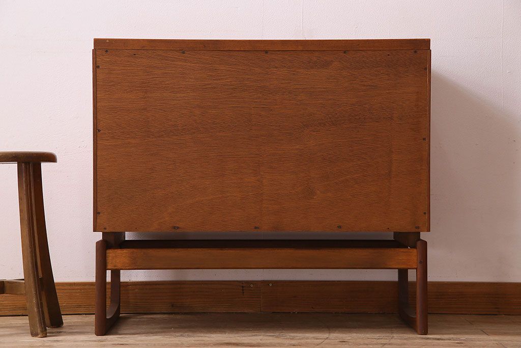 北欧家具　チーク材製　脚のデザインがお洒落なチェスト(引き出し)