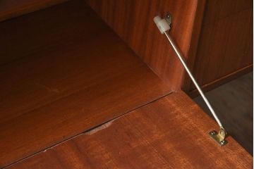 アンティーク家具　AVALON製　チーク材　引き出し付きガラスキャビネット(サイドボード)