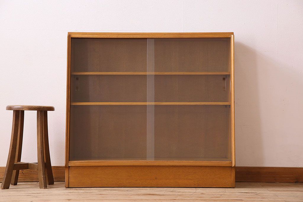 ヴィンテージ家具　北欧ビンテージ　G-PLAN(ジープラン) オーク材製の飾り棚(収納棚、戸棚)