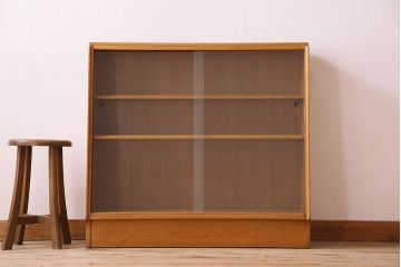 ヴィンテージ家具　北欧ビンテージ　G-PLAN(ジープラン) オーク材製の飾り棚(収納棚、戸棚)