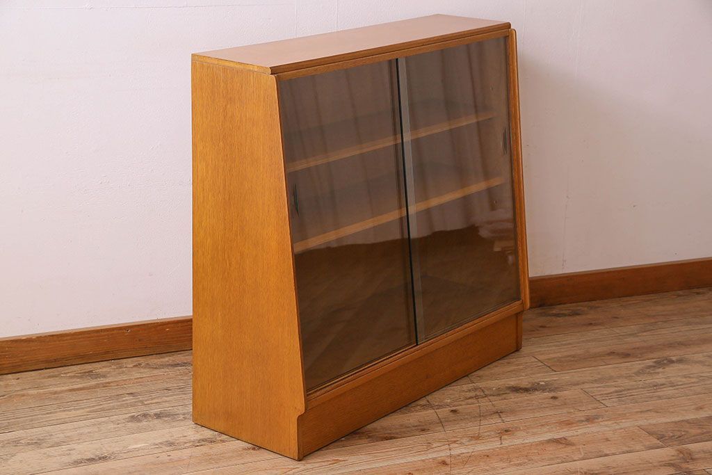 ヴィンテージ家具　北欧ビンテージ　G-PLAN(ジープラン) オーク材製の飾り棚(収納棚、戸棚)