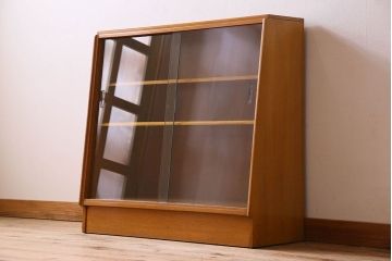 ヴィンテージ家具　北欧ビンテージ　G-PLAN(ジープラン) オーク材製の飾り棚(収納棚、戸棚)