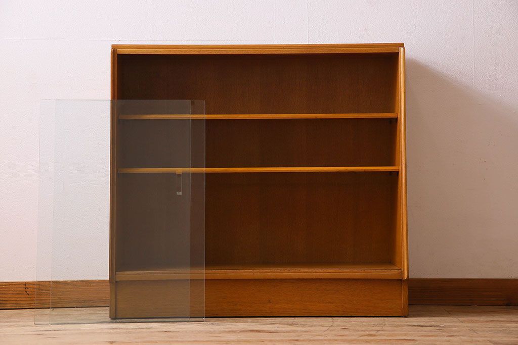 ヴィンテージ家具　北欧ビンテージ　G-PLAN(ジープラン) オーク材製の飾り棚(収納棚、戸棚)