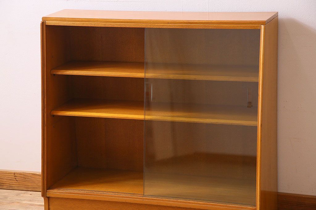 ヴィンテージ家具　北欧ビンテージ　G-PLAN(ジープラン) オーク材製の飾り棚(収納棚、戸棚)