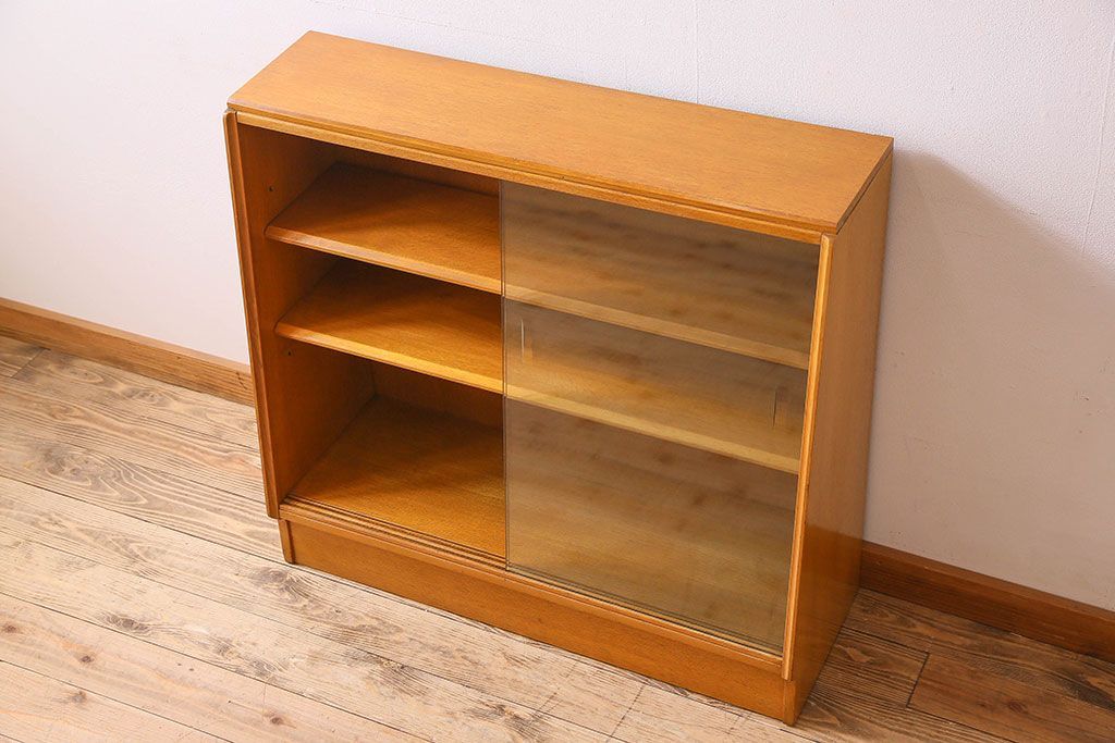 ヴィンテージ家具　北欧ビンテージ　G-PLAN(ジープラン) オーク材製の飾り棚(収納棚、戸棚)