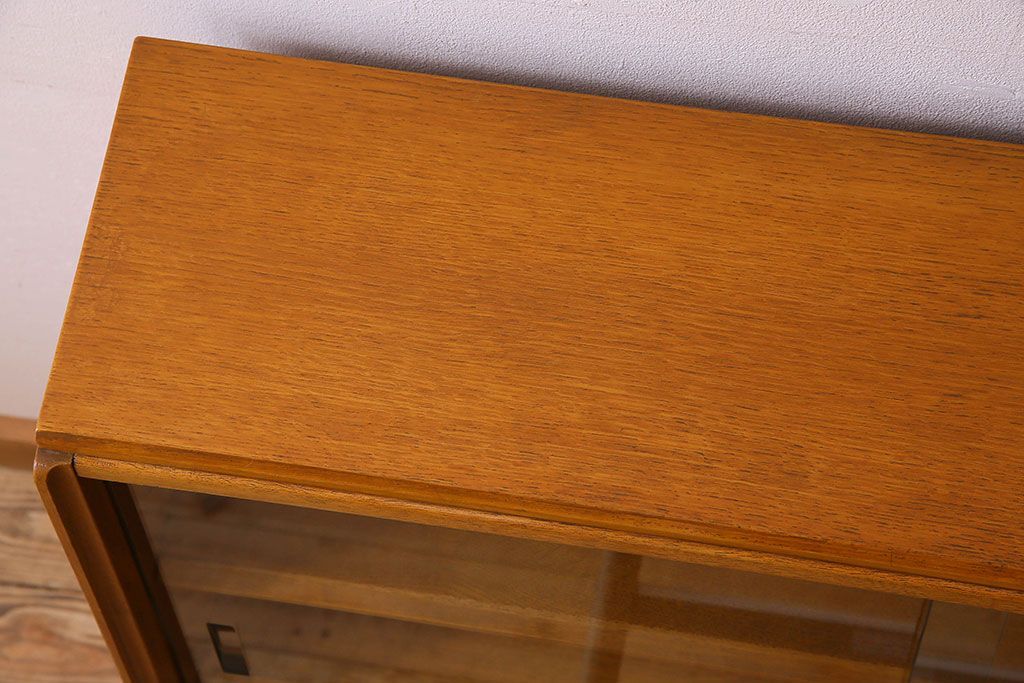 ヴィンテージ家具　北欧ビンテージ　G-PLAN(ジープラン) オーク材製の飾り棚(収納棚、戸棚)