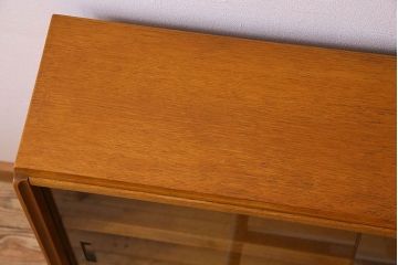 ヴィンテージ家具　北欧ビンテージ　G-PLAN(ジープラン) オーク材製の飾り棚(収納棚、戸棚)