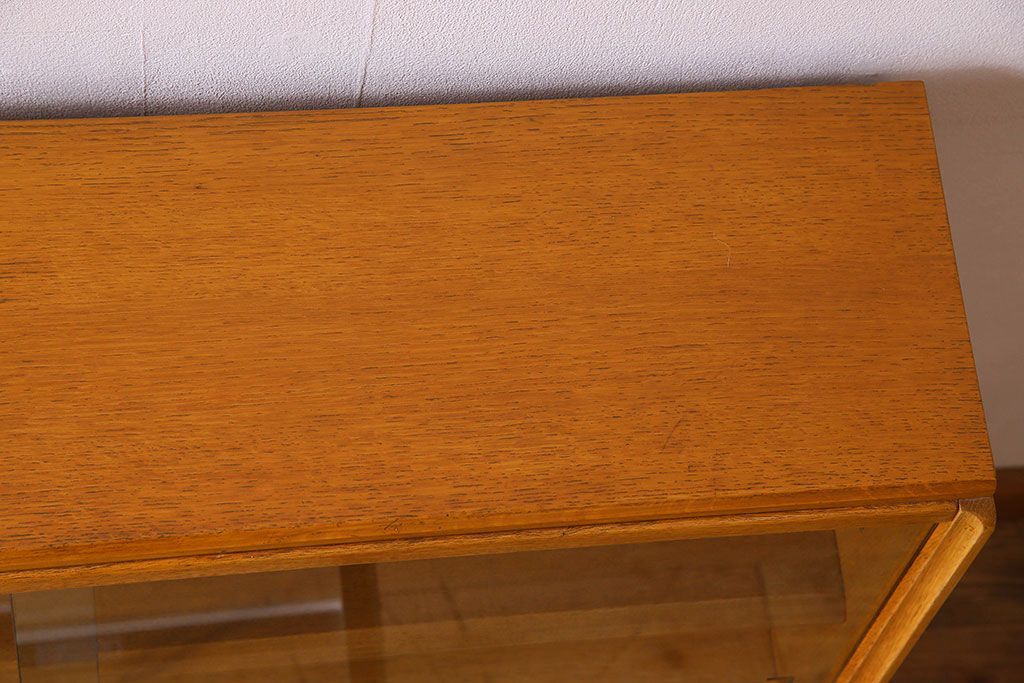 ヴィンテージ家具　北欧ビンテージ　G-PLAN(ジープラン) オーク材製の飾り棚(収納棚、戸棚)