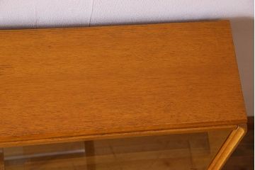 ヴィンテージ家具　北欧ビンテージ　G-PLAN(ジープラン) オーク材製の飾り棚(収納棚、戸棚)