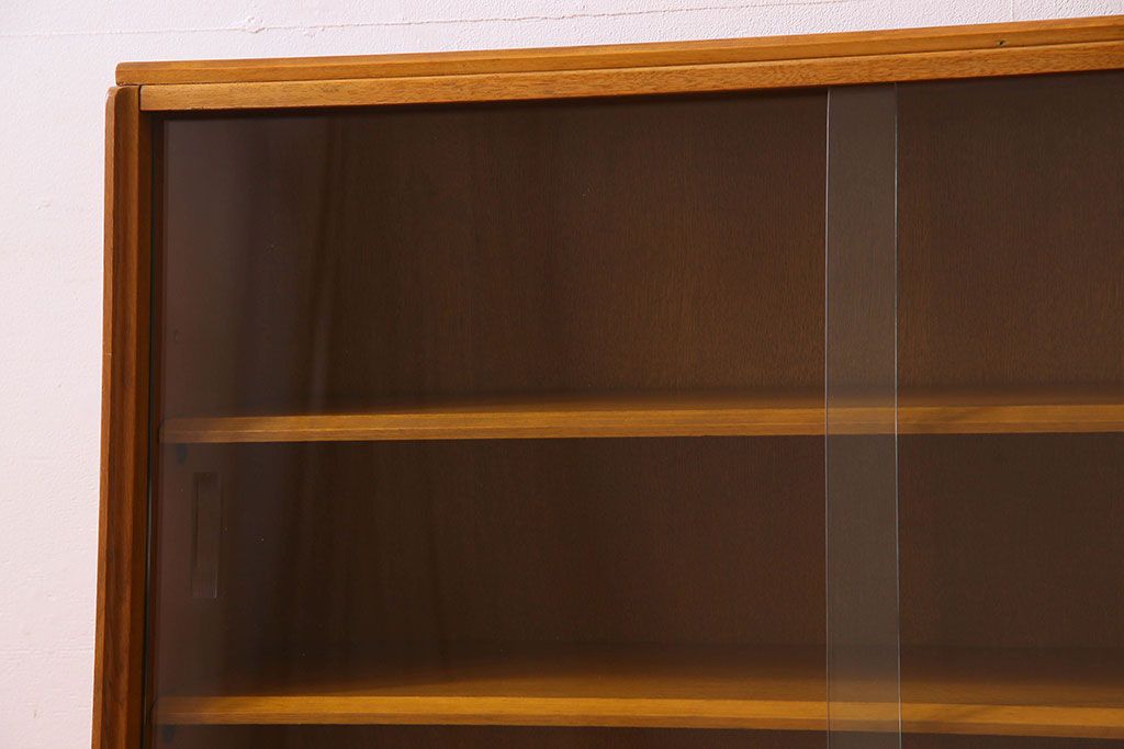 ヴィンテージ家具　北欧ビンテージ　G-PLAN(ジープラン) オーク材製の飾り棚(収納棚、戸棚)