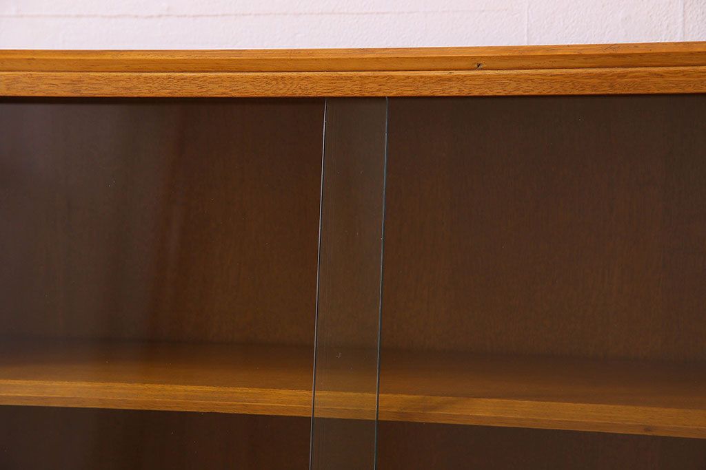 ヴィンテージ家具　北欧ビンテージ　G-PLAN(ジープラン) オーク材製の飾り棚(収納棚、戸棚)