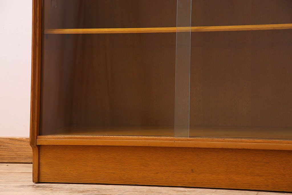 ヴィンテージ家具　北欧ビンテージ　G-PLAN(ジープラン) オーク材製の飾り棚(収納棚、戸棚)