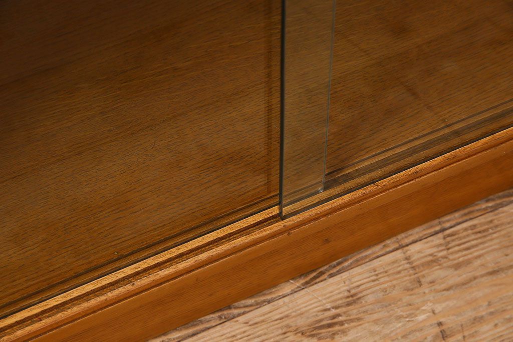 ヴィンテージ家具　北欧ビンテージ　G-PLAN(ジープラン) オーク材製の飾り棚(収納棚、戸棚)