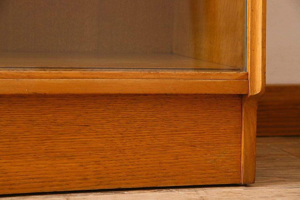 ヴィンテージ家具　北欧ビンテージ　G-PLAN(ジープラン) オーク材製の飾り棚(収納棚、戸棚)