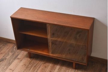 ヴィンテージ家具　イギリスビンテージ　AVALON製　シンプルなデザインのサイドキャビネット(サイドボード)