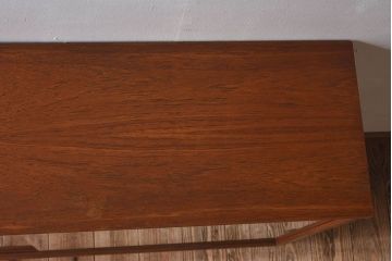 ヴィンテージ家具　イギリスビンテージ　AVALON製　シンプルなデザインのサイドキャビネット(サイドボード)