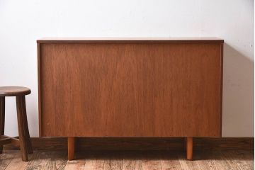 ヴィンテージ家具　イギリスビンテージ　AVALON製　シンプルなデザインのサイドキャビネット(サイドボード)