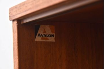 ヴィンテージ家具　イギリスビンテージ　AVALON製　シンプルなデザインのサイドキャビネット(サイドボード)