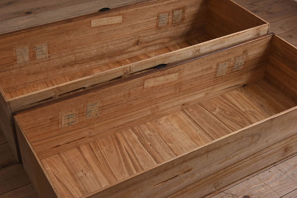 アンティーク家具　和製アンティーク　桐材製　大振りな重ね二本松箪笥(衣装箪笥、桐箪笥、桐たんす)