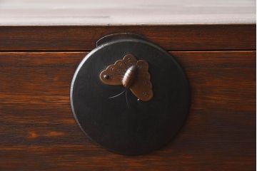 アンティーク家具　和製アンティーク　桐材製　大振りな重ね二本松箪笥(衣装箪笥、桐箪笥、桐たんす)