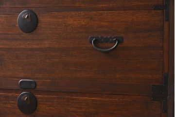 アンティーク家具　和製アンティーク　桐材製　大振りな重ね二本松箪笥(衣装箪笥、桐箪笥、桐たんす)