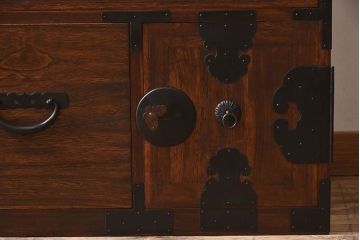 アンティーク家具　和製アンティーク　桐材製　大振りな重ね二本松箪笥(衣装箪笥、桐箪笥、桐たんす)