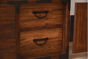 アンティーク家具　和製アンティーク　桐材製　大振りな重ね二本松箪笥(衣装箪笥、桐箪笥、桐たんす)