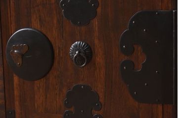 アンティーク家具　和製アンティーク　桐材製　大振りな重ね二本松箪笥(衣装箪笥、桐箪笥、桐たんす)