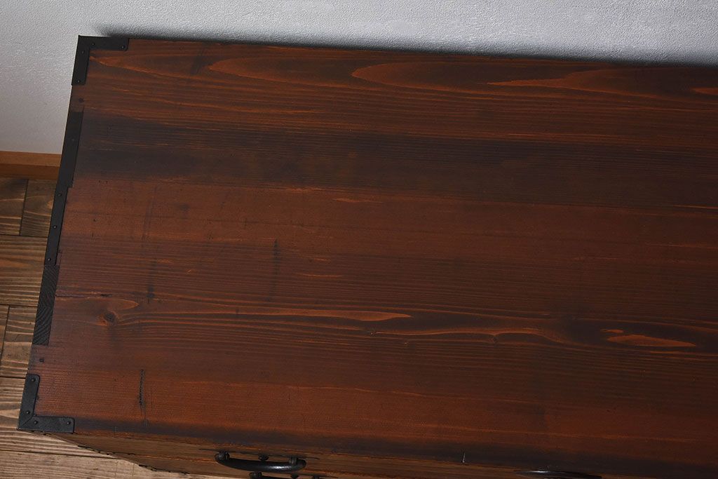 アンティーク家具　和製アンティーク　桐材製　大振りな重ね二本松箪笥(衣装箪笥、桐箪笥、桐たんす)