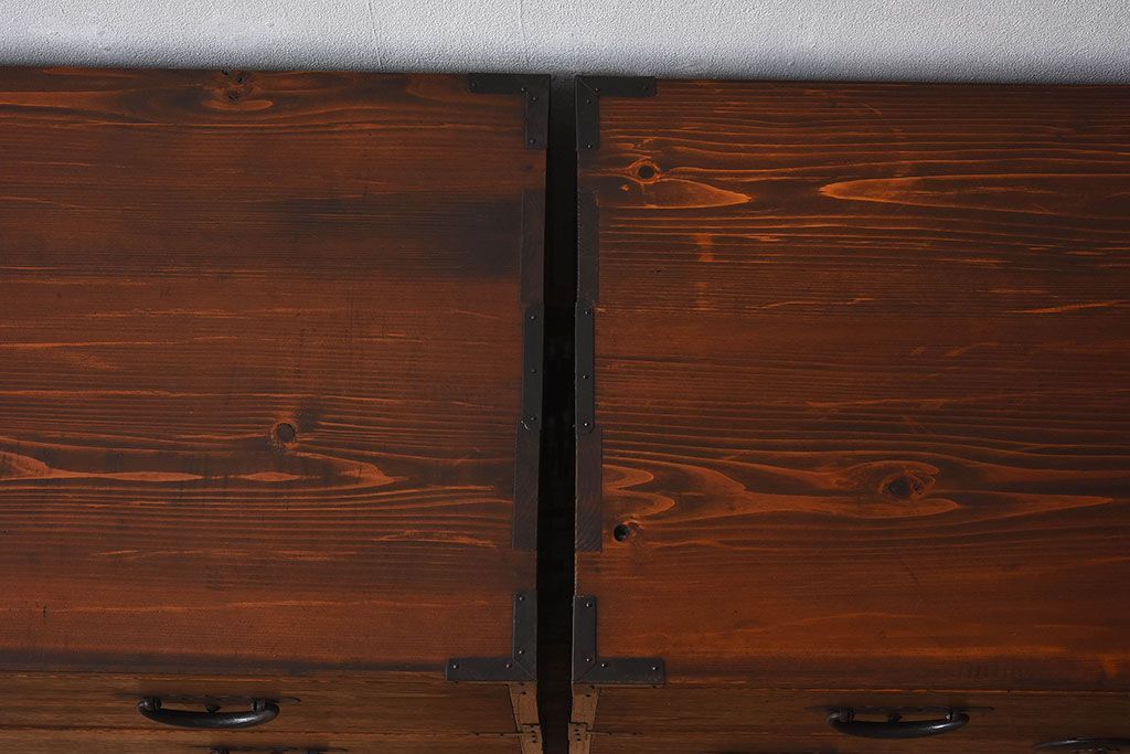 アンティーク家具　和製アンティーク　桐材製　大振りな重ね二本松箪笥(衣装箪笥、桐箪笥、桐たんす)