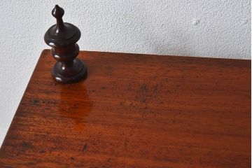 アンティーク家具　イギリスアンティーク　マホガニー材が美しい小振りのシェルフ(飾り棚)