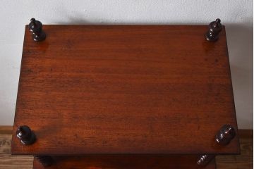 アンティーク家具　イギリスアンティーク　マホガニー材が美しい小振りのシェルフ(飾り棚)