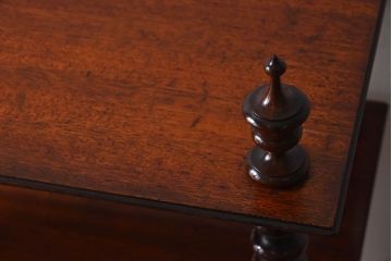 アンティーク家具　イギリスアンティーク　マホガニー材が美しい小振りのシェルフ(飾り棚)