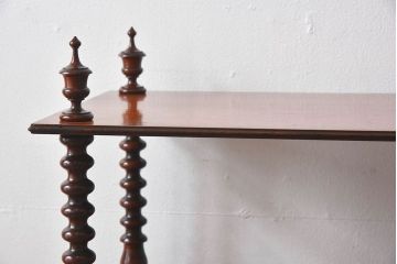 アンティーク家具　イギリスアンティーク　マホガニー材が美しい小振りのシェルフ(飾り棚)