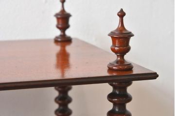 アンティーク家具　イギリスアンティーク　マホガニー材が美しい小振りのシェルフ(飾り棚)