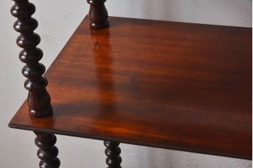 アンティーク家具　イギリスアンティーク　マホガニー材が美しい小振りのシェルフ(飾り棚)